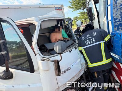 小貨車衝對向逆撞大貨車!車頭嚴重變形...駕駛困車內獲救送醫