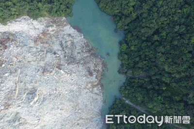即將溢流!萬里溪堰塞湖最新畫面曝 蓄水量已達庫容量99.4%