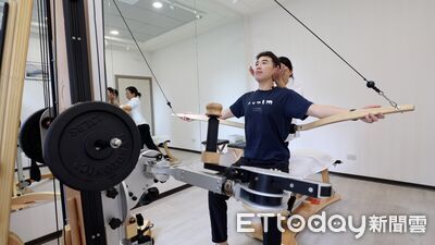久坐危機醫師也躲不過！「嬋柔」+物理治療　受害醫能再抱小孩