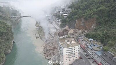 重慶山崩多間民宅、巴士被埋　至少8死34失聯　