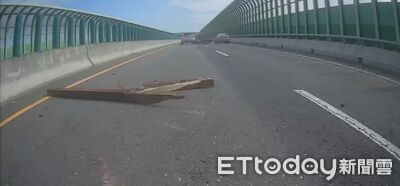 台61線驚見「恐怖長木」! 轎車急煞重機慘追撞 騎士噴飛滿身傷
