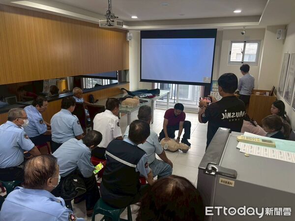 ▲台南市消防局德興分隊針對社區保全人員辦理CPR及AED急救訓練。（記者林東良翻攝，下同）