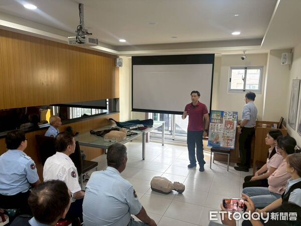 ▲台南市消防局德興分隊針對社區保全人員辦理CPR及AED急救訓練。（記者林東良翻攝，下同）