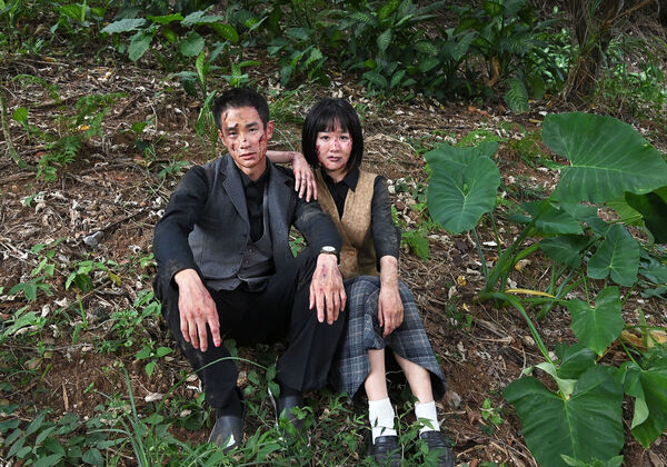 ▲盧彥澤劇中載著何宜珊翻落山坡。（圖／台視提供）