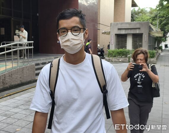 ▲▼律師鄭鴻威被控擔任詐團軍師，並與橋頭地院法官石育恩共涉洗錢，今7/16到台北地院出庭不認罪。（圖／記者黃哲民攝）