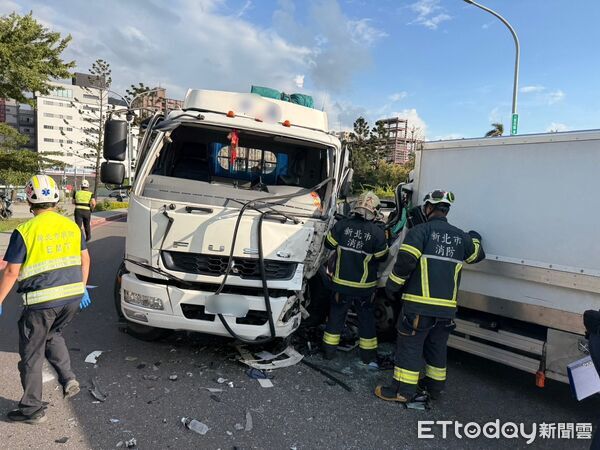 ▲▼小貨車駕駛恍神跨越車道對撞大貨車，受困車內             。（圖／記者陳以昇翻攝）