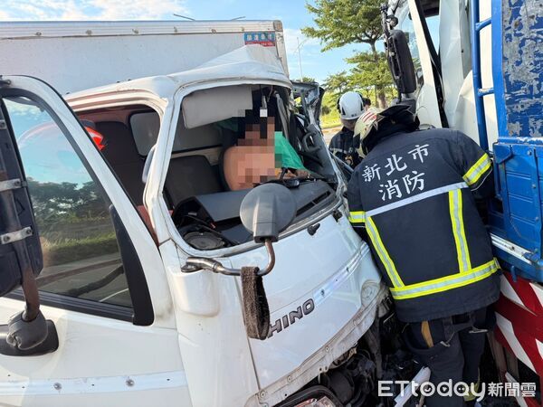 ▲▼小貨車駕駛恍神跨越車道對撞大貨車，受困車內             。（圖／記者陳以昇翻攝）