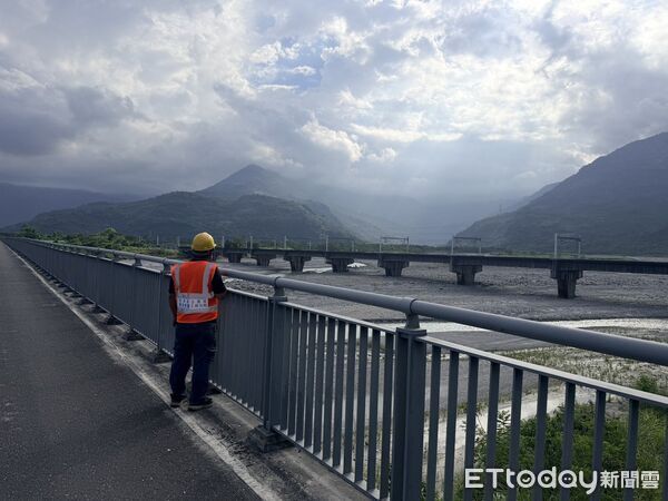 ▲▼萬里溪堰塞湖發佈紅色警戒，萬里溪橋同步實施預警性封閉。（圖／公路局提供，下同）