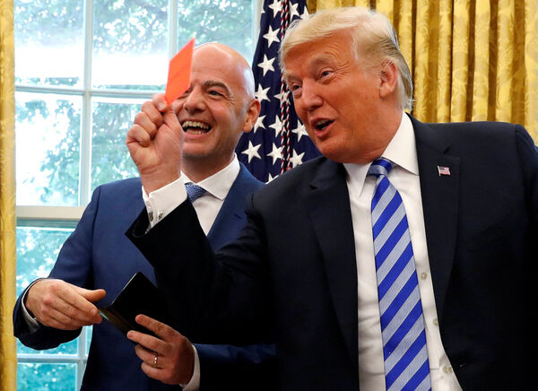 ▲▼美國總統川普（Donald Trump）2025年在白宮宣布2026年世界盃相關事宜，國際足總（FIFA）主席因凡蒂諾（Gianni Infantino）也一同出席。（圖／路透）