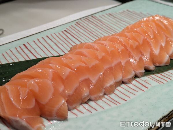 ▲開箱島語台中店9大餐檯必吃菜色　還有10道台中限定料理。（圖／記者黃士原攝）