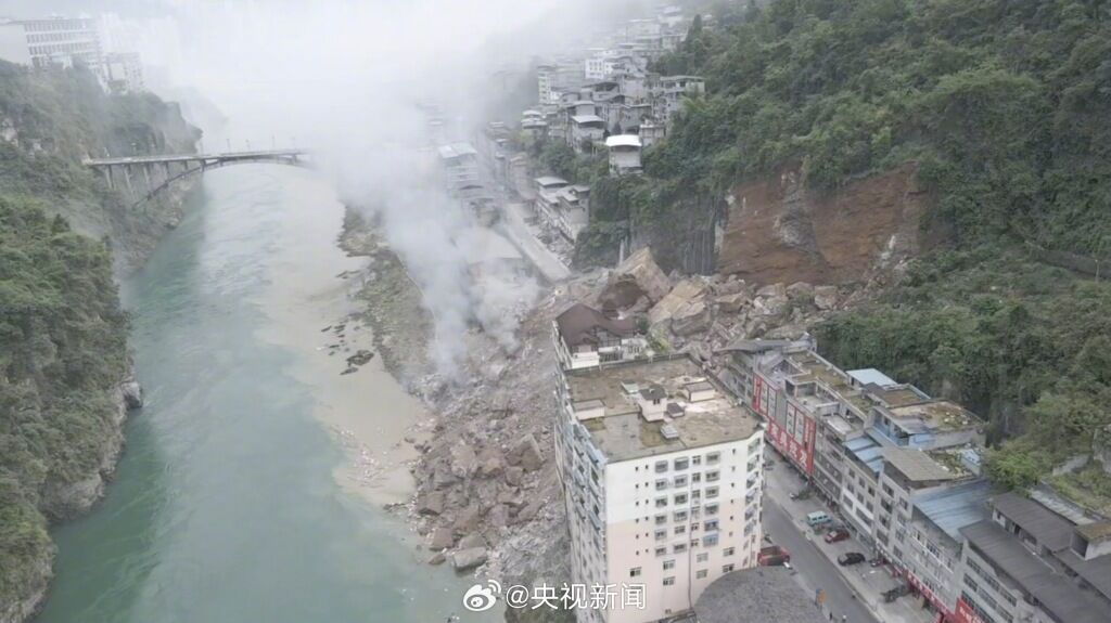 重慶山崩多間民宅、巴士被埋 至少8死34失聯 | ETtoday大陸新聞 | ETtoday新聞雲