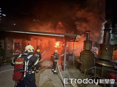 快訊/基隆平房凌晨大火 「屋內堆金紙」濃煙竄天