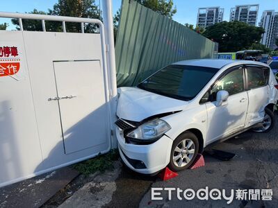 自小客撞機車騎士壓車底！撞工地鐵門「炸破1個洞」　恐怖畫面曝