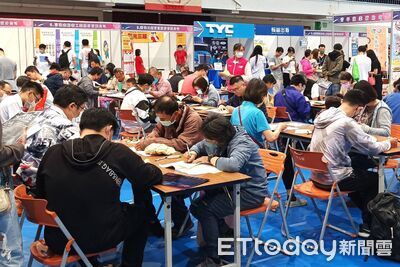 搶攻暑假求職潮！台南3場徵才接力登場　30家次企業釋近700職缺