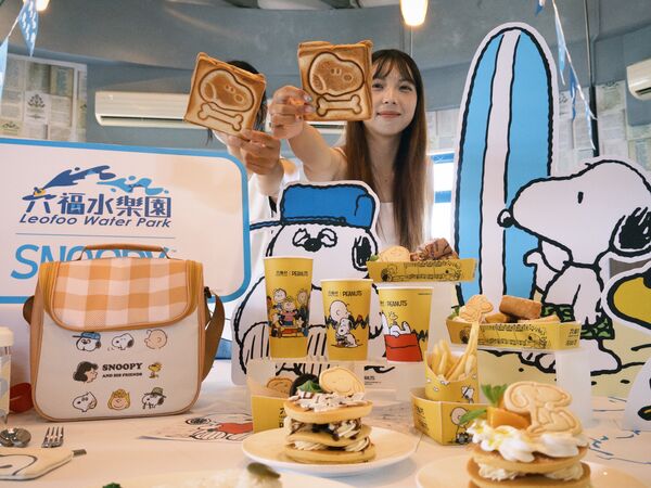 ▲▼六福村即日起推出「SNOOPY夏日祭」，水樂園搶先打造聯名主題造景、限定餐點。（圖／業者提供）