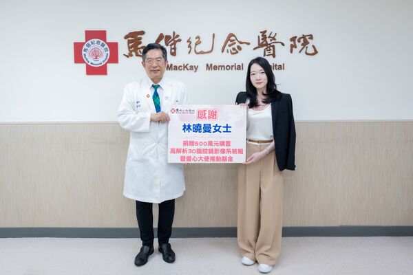 ▲昕璟娛樂董事長林曉曼(右)與《陽光女子合唱團》主演翁倩玉、馬偕紀念醫院總院長張文瀚合影。（圖／昕璟娛樂提供）