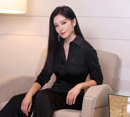 ▲林熙蕾上節目與兒時照片 。（圖／喜鵲娛樂）