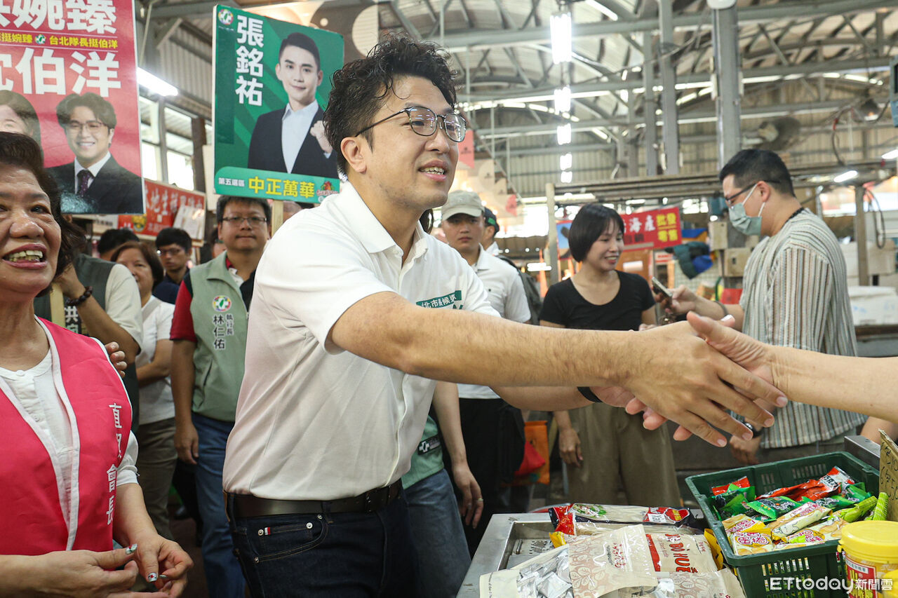 藍營掛看板酸「說教男」 沈伯洋稱有創意:還好沒選太醜的照片 | ETtoday政治新聞 | ETtoday新聞雲