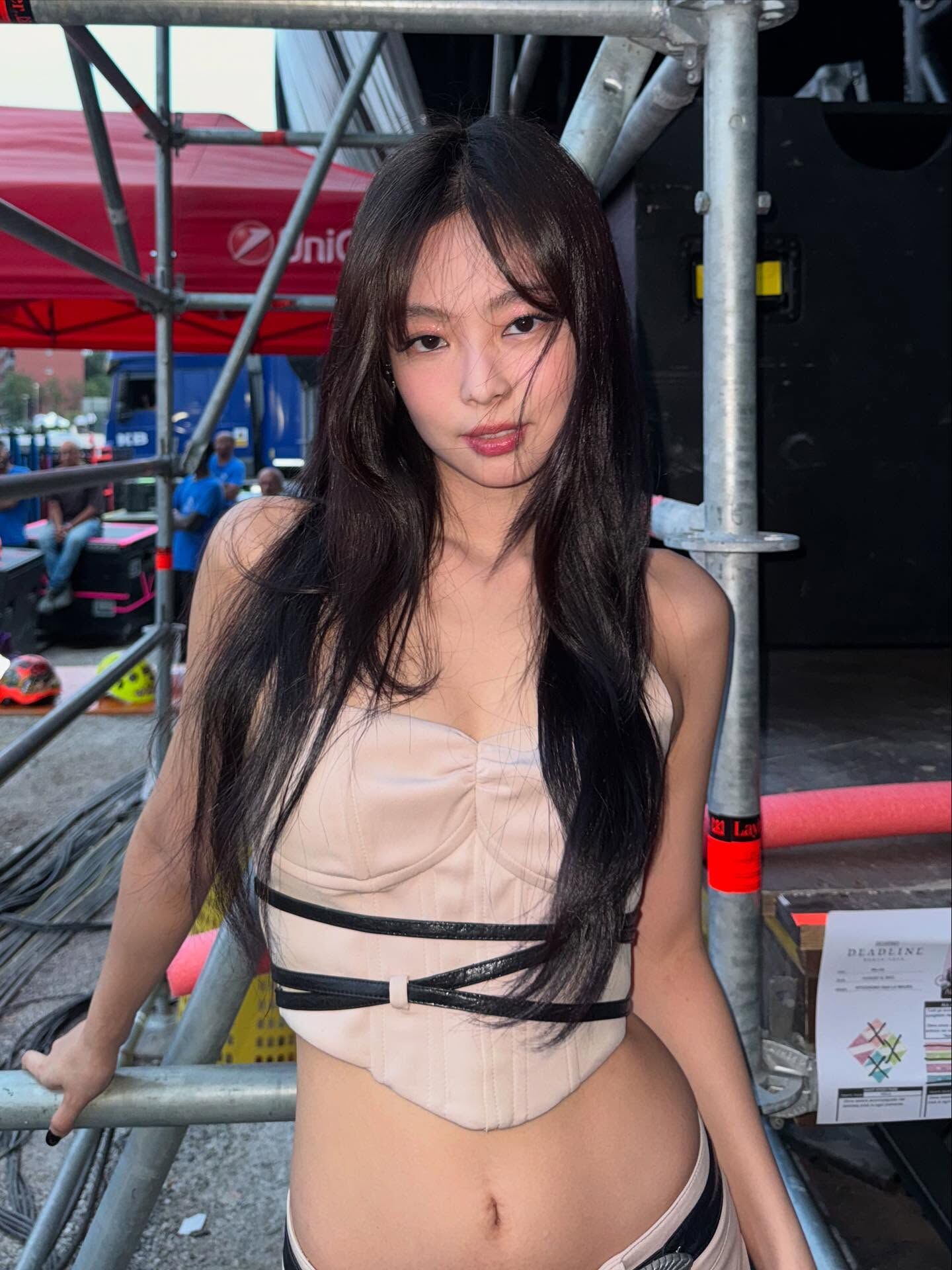 ▲▼Jennie疑認愛？突曬「緊貼神祕男」親密照。（圖／翻攝自IG）
