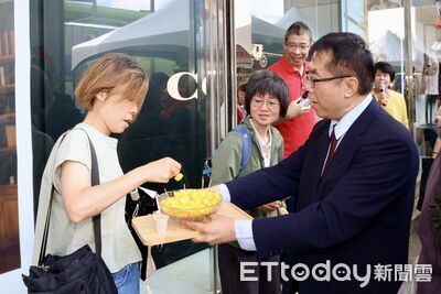黃偉哲化身超級銷售員!台南芒果北上桃園 13家農產品牌限時展售