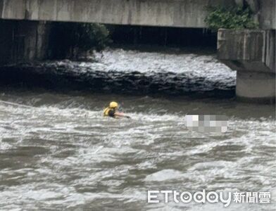 快訊/台中柳川驚見半裸浮屍漂河中 警消冒險下水攔屍打撈