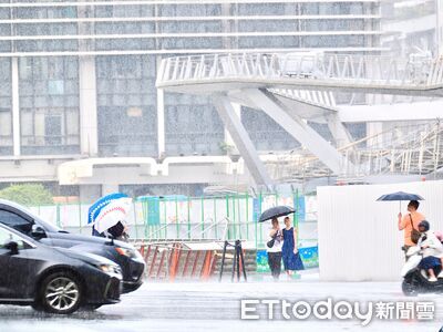 快訊/雙北大雷雨警戒 防冰雹、9級強風