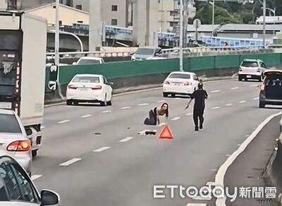 台中長髮男酒醉！跳車跪地跳舞「熱情擁抱司機」　超扯畫面曝