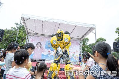 雨彈澆不熄熱情!屏東夏日泡泡趴湧3000人 千禧公園秒變大型水樂園