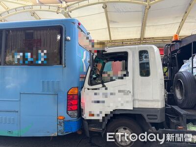 客運司機捷運站出口倒車...不慎碰撞後方垃圾車　幸無人傷