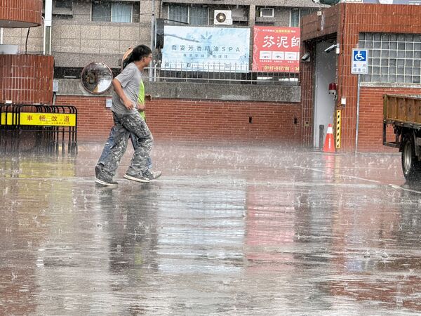 ▲彰化午後飆大雨。（圖／民眾提供）