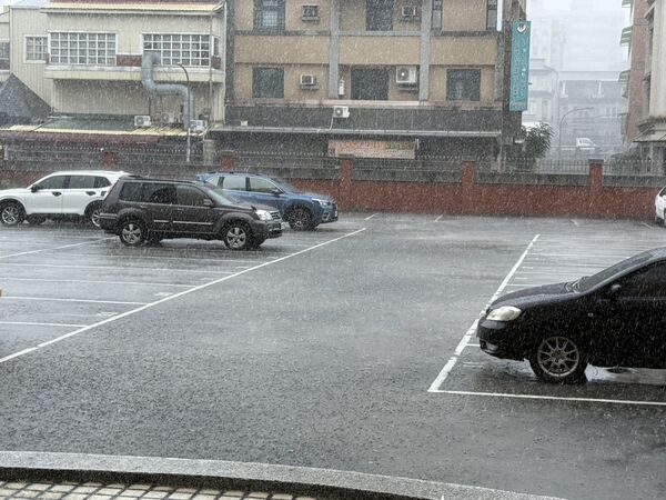 ▲彰化午後飆大雨。（圖／民眾提供）