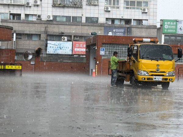 ▲彰化午後飆大雨。（圖／民眾提供）