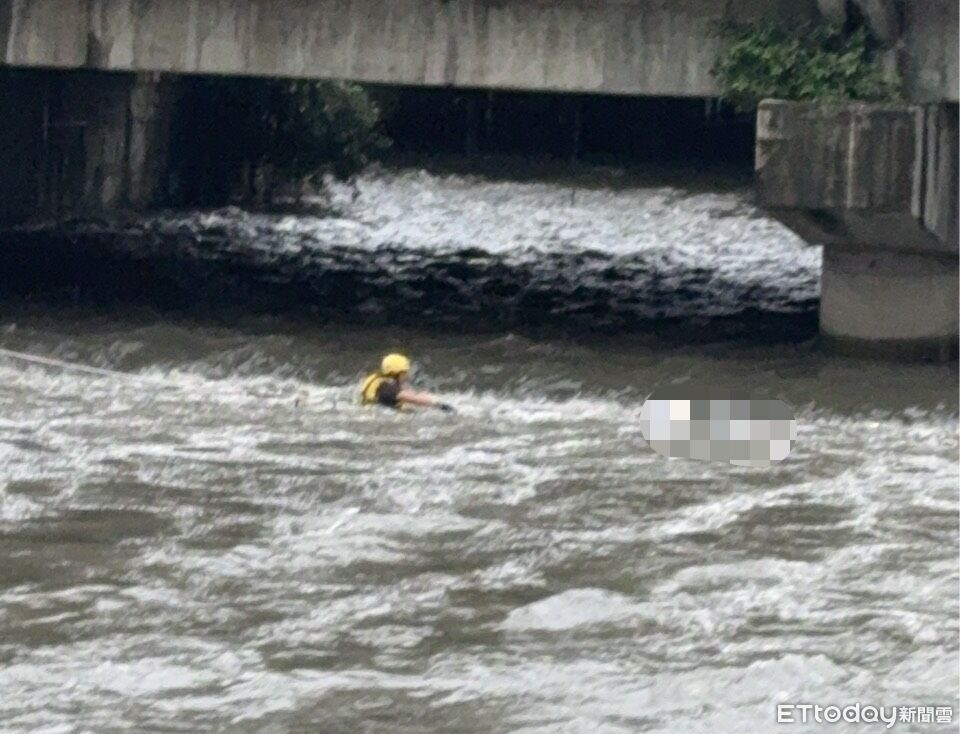快訊/台中柳川驚見半裸浮屍漂河中 警消冒險下水攔屍打撈 | ETtoday社會新聞 | ETtoday新聞雲