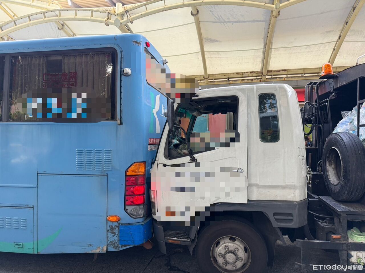 客運司機捷運站出口倒車...不慎碰撞後方垃圾車 幸無人傷 | ETtoday社會新聞 | ETtoday新聞雲