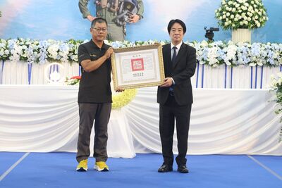 賴清德頒贈少校飛官辛柏毅褒揚令 「謝謝你,任務解除」