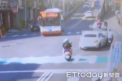 桃園賓士右轉與直行機車擦撞　騎士乘客翻滾多圈送醫