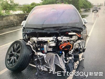 台南特斯拉撞中央分隔島!車頭全爛輪胎噴飛 肇事原因曝