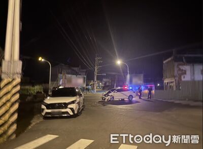 宜蘭冬山深夜巨響!2白車路口相撞4傷滿地碎片 瞬撞畫面曝