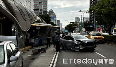 快訊／台中巨業客運撞進BRT站體！2轎車追撞釀禍　5人受傷