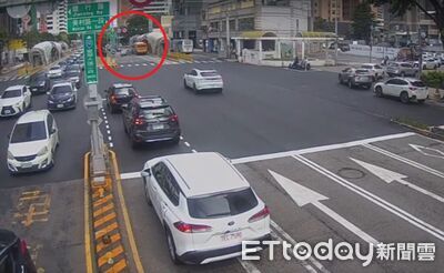 台中男把台灣大道當賽道釀追撞 公車遭鏟進BRT站!驚悚畫面曝
