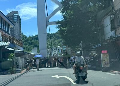 「玉里臭豆腐」碧潭店排爆!超長人龍畫面曝 在地人曝排隊秘訣