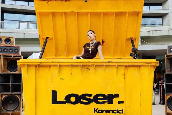 ▲▼ Karencici從垃圾桶現身             。（圖／華納音樂提供）