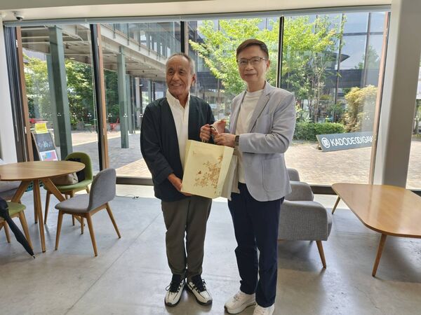 ▲貿協董事長黃志芳(右)送台灣特色烏龍茶給推廣綠茶文化的KADODE OIGAWA社長福本作治(左)。（圖／記者張佩芬攝）