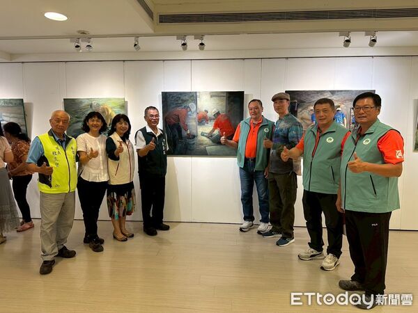 ▲藝術家許圳至以寫實油彩，記錄台南做工行善團志工投入弱勢家庭房屋修繕的身影。（記者林東良翻攝，下同）