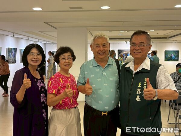▲藝術家許圳至以寫實油彩，記錄台南做工行善團志工投入弱勢家庭房屋修繕的身影。（記者林東良翻攝，下同）