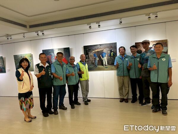 ▲藝術家許圳至以寫實油彩，記錄台南做工行善團志工投入弱勢家庭房屋修繕的身影。（記者林東良翻攝，下同）