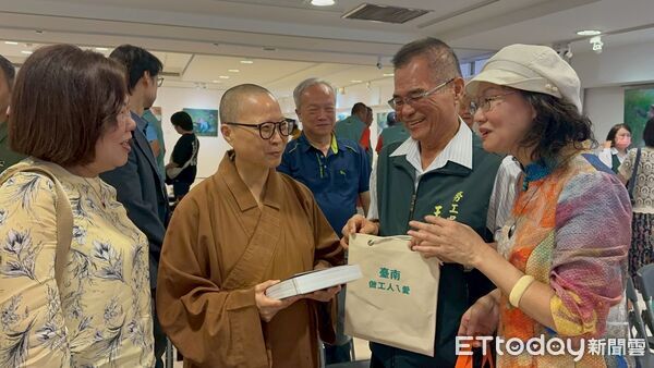 ▲藝術家許圳至以寫實油彩，記錄台南做工行善團志工投入弱勢家庭房屋修繕的身影。（記者林東良翻攝，下同）