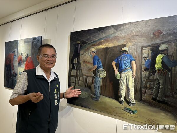 ▲藝術家許圳至以寫實油彩，記錄台南做工行善團志工投入弱勢家庭房屋修繕的身影。（記者林東良翻攝，下同）