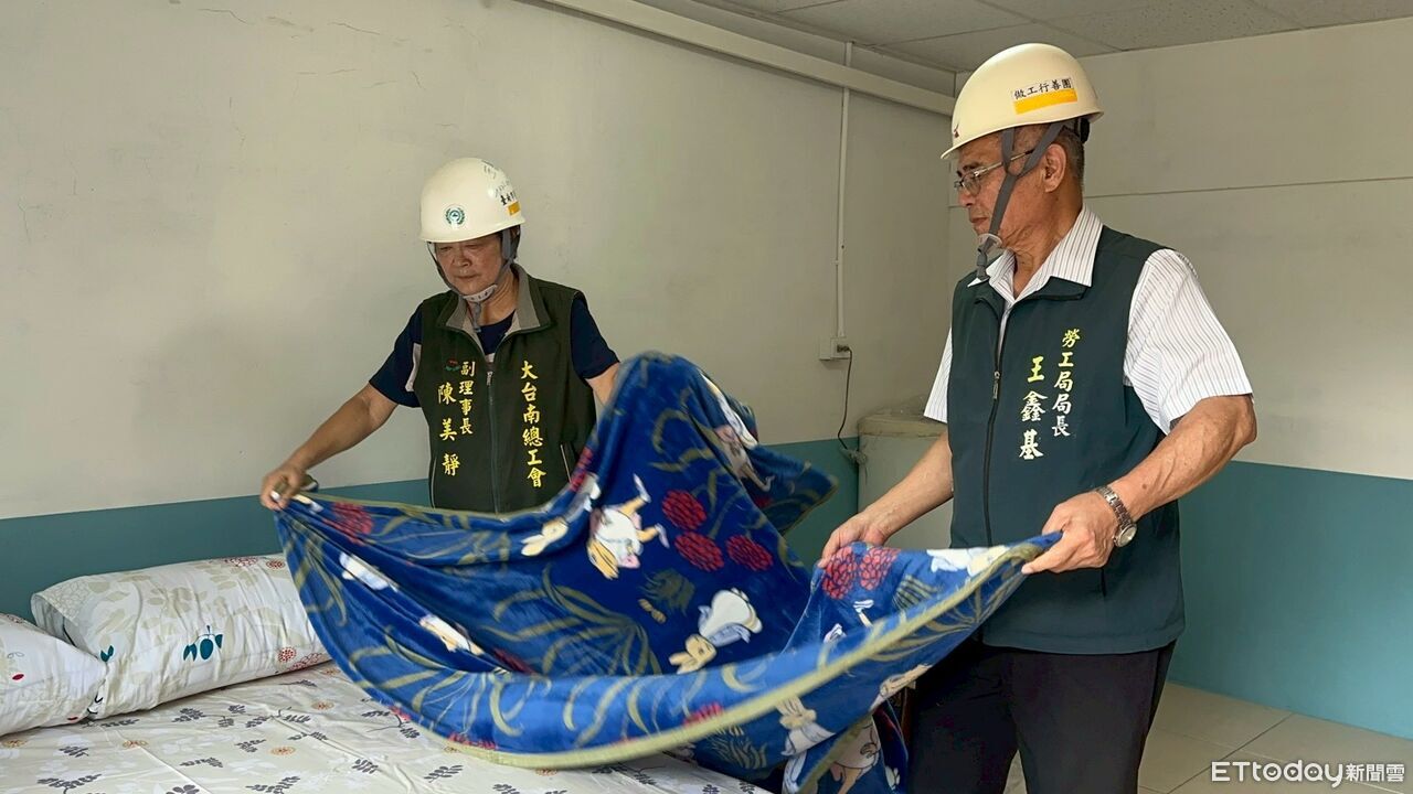 烈日下用汗水補老屋! 台南做工行善團完成第331戶 | ETtoday地方新聞 | ETtoday新聞雲