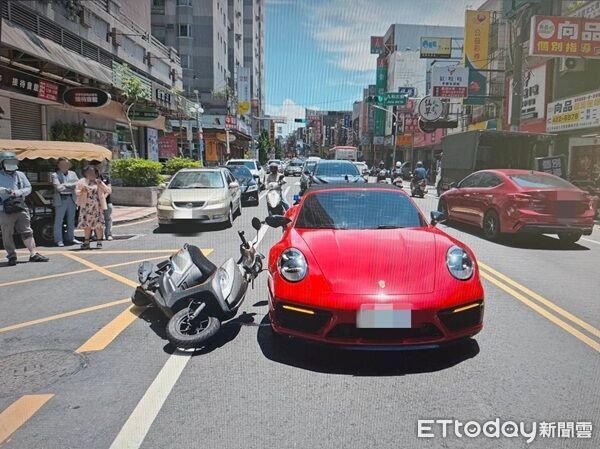 桃園女臨停開車門 外送員急閃「撞保時捷」!網嘆:這單超貴 | ETtoday社會新聞 | ETtoday新聞雲